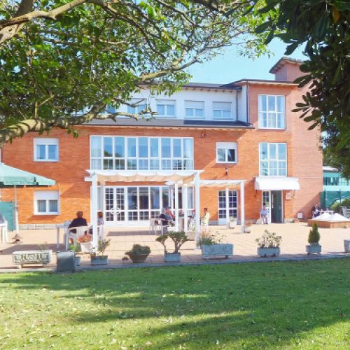 Vista del edificio de la residencia desde la zona ajardinada