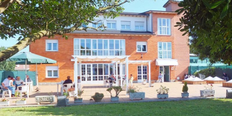 Vista del edificio de la residencia desde la zona ajardinada